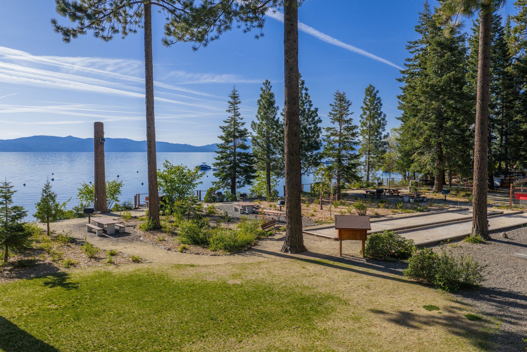  Iconic, Updated A-frame Steps from Trails with Private Beach Membership - 物件實景