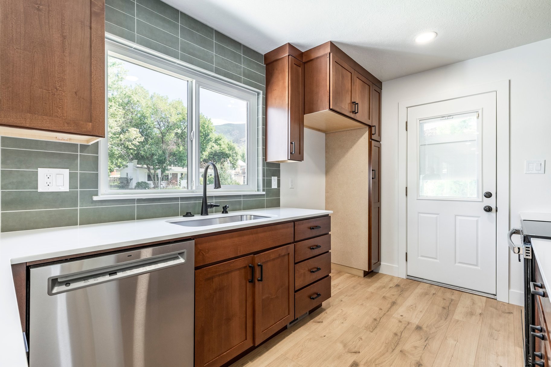  Fully Renovated Rambler With Large Primary En-Suite - 物件實景