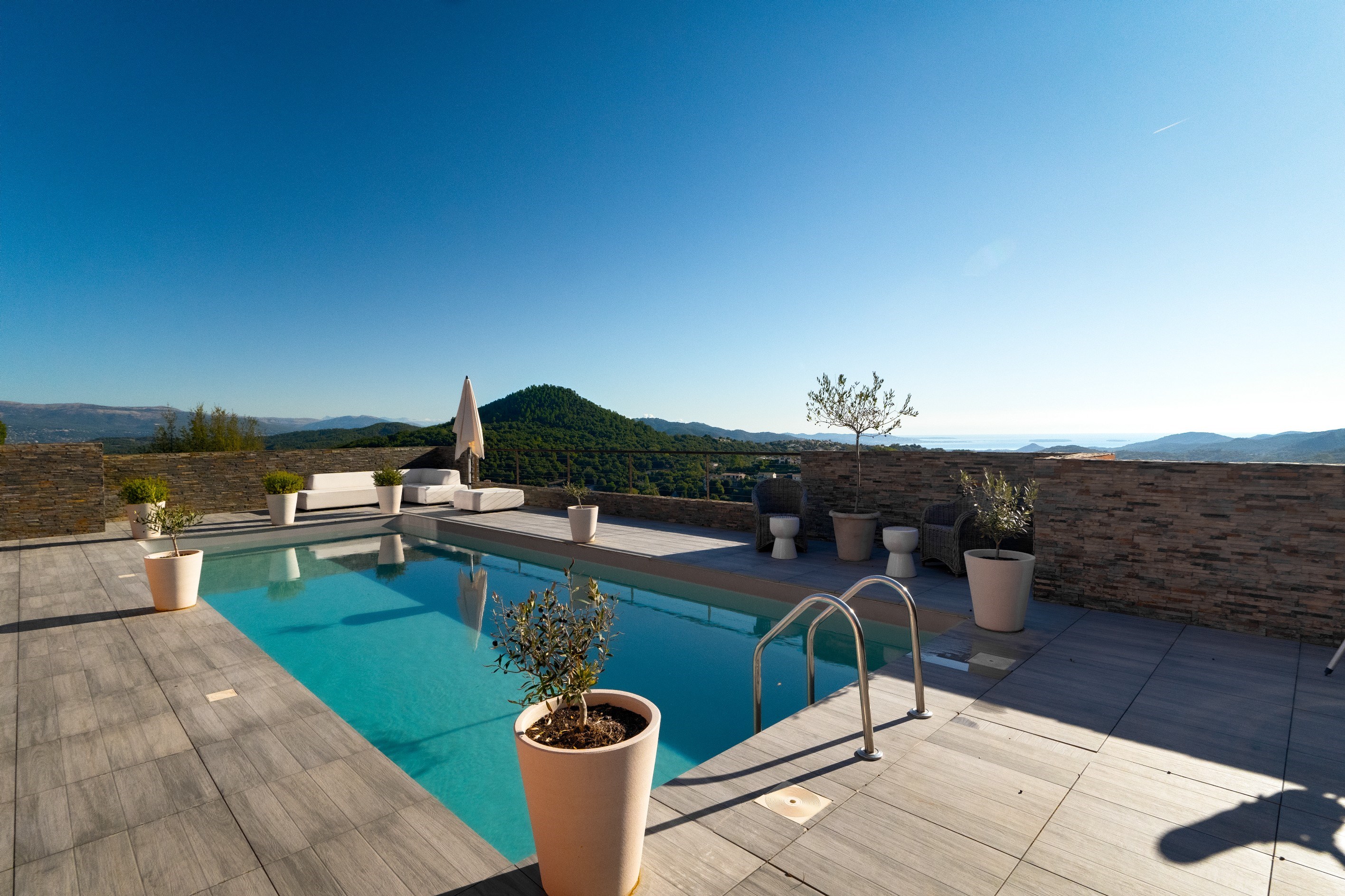  Villa for sale in Adrets-de-l’Estérel with sea view and pool, French Riviera - 物件實景