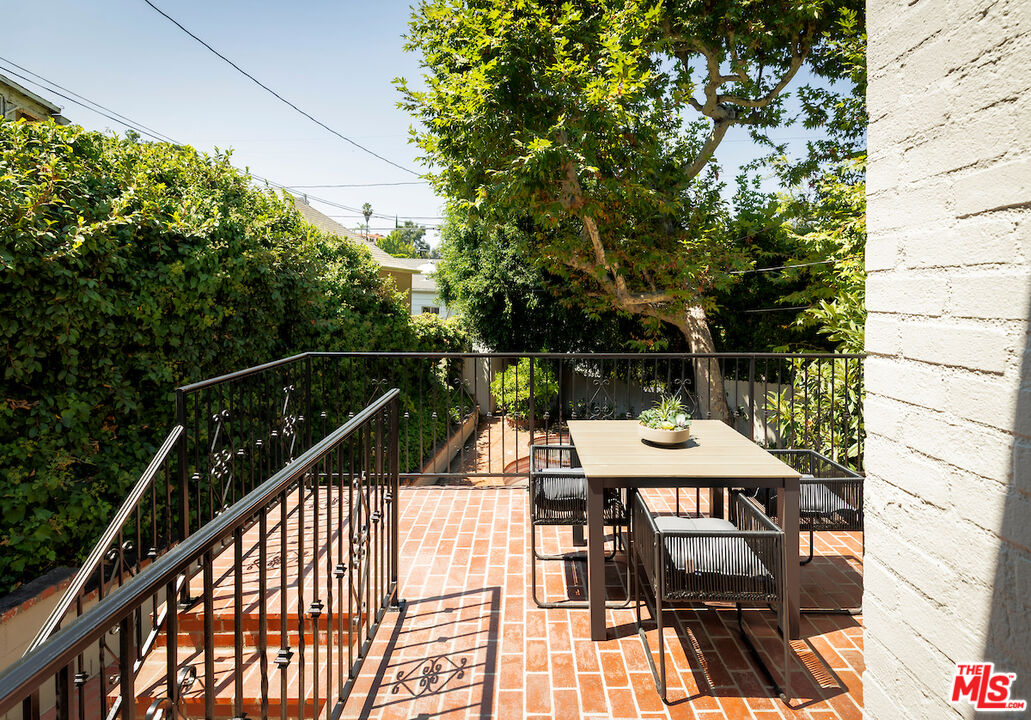 Los Angeles, California, 90068, United States, 4 Bedrooms Bedrooms, ,4 BathroomsBathrooms,Residential,For Sale,1938663