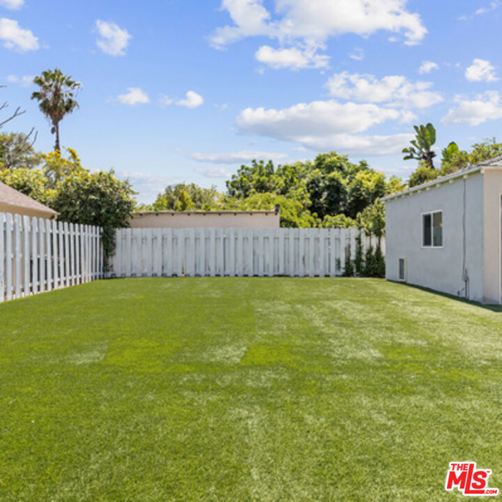 Los Angeles, California, 90048, United States, 3 Bedrooms Bedrooms, ,2 BathroomsBathrooms,Residential,For Sale,1919092