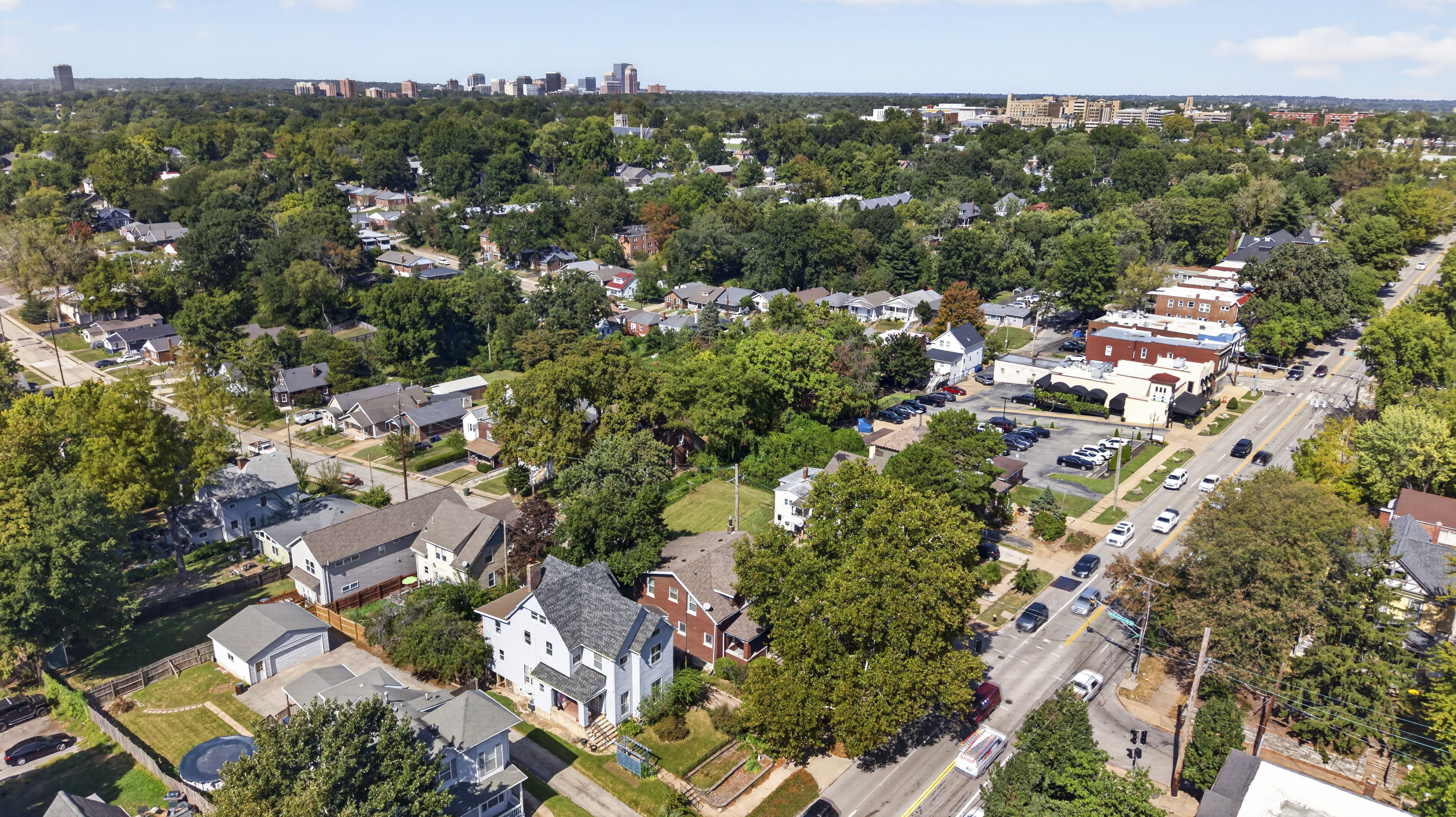  This solid brick South City St. Louis home has architectural character... - 物件實景
