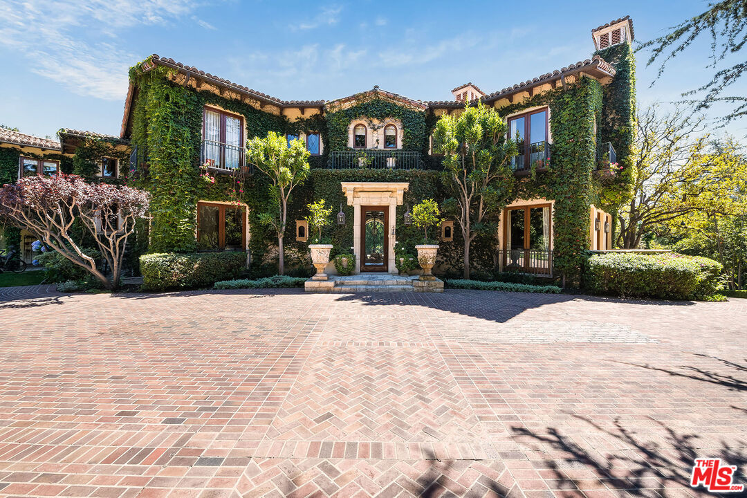 Pacific Palisades, California, 90272, United States, 8 Bedrooms Bedrooms, ,12 BathroomsBathrooms,Residential,For Sale,1949895