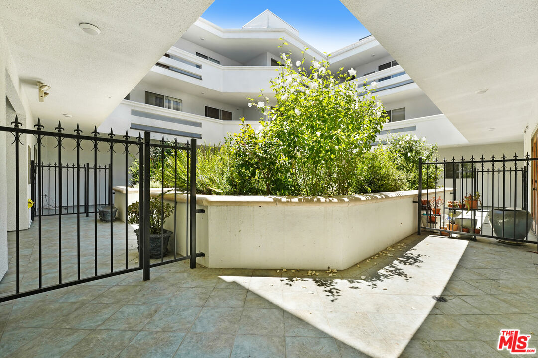 Sherman Oaks, California, 91403, United States, 2 Bedrooms Bedrooms, ,3 BathroomsBathrooms,Residential,For Sale,1900859