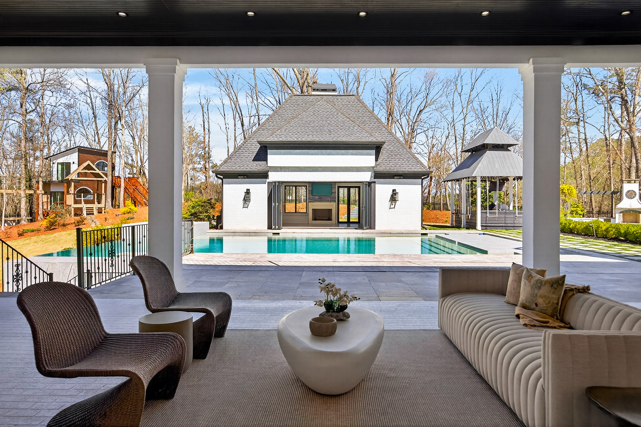  Exceptional Gated Estate with Resort-caliber Grounds - 物件實景