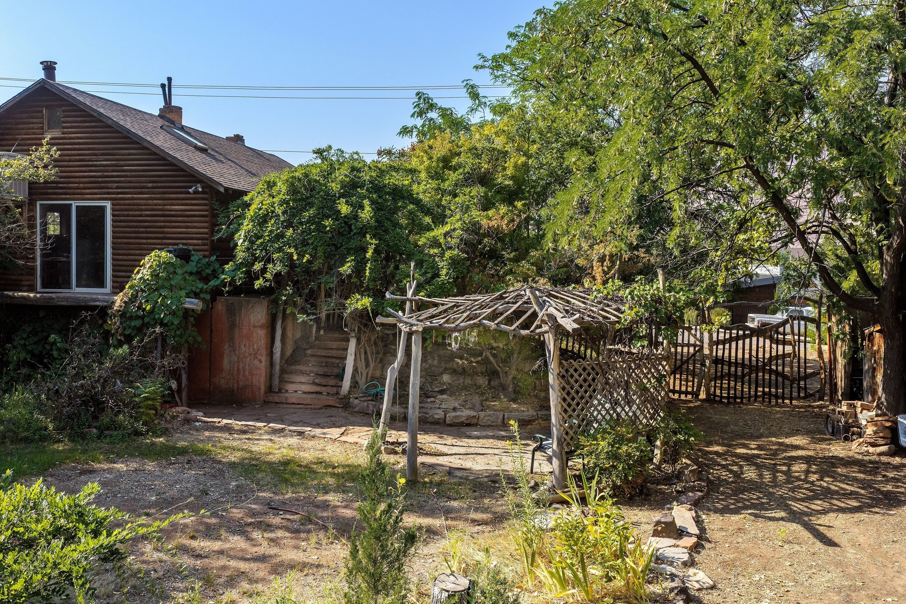  Great Location, Private Backyard & Plenty of Potential - 物件實景