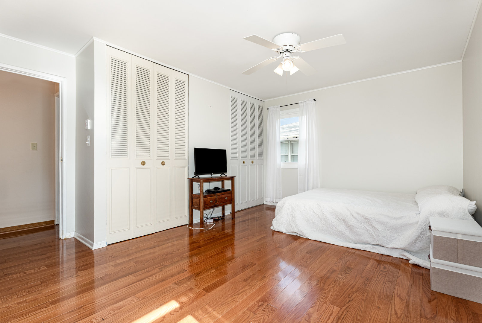 Hoffman Estates, Illinois, 60192, United States, 4 Bedrooms Bedrooms, ,3 BathroomsBathrooms,Residential,For Sale,1961387