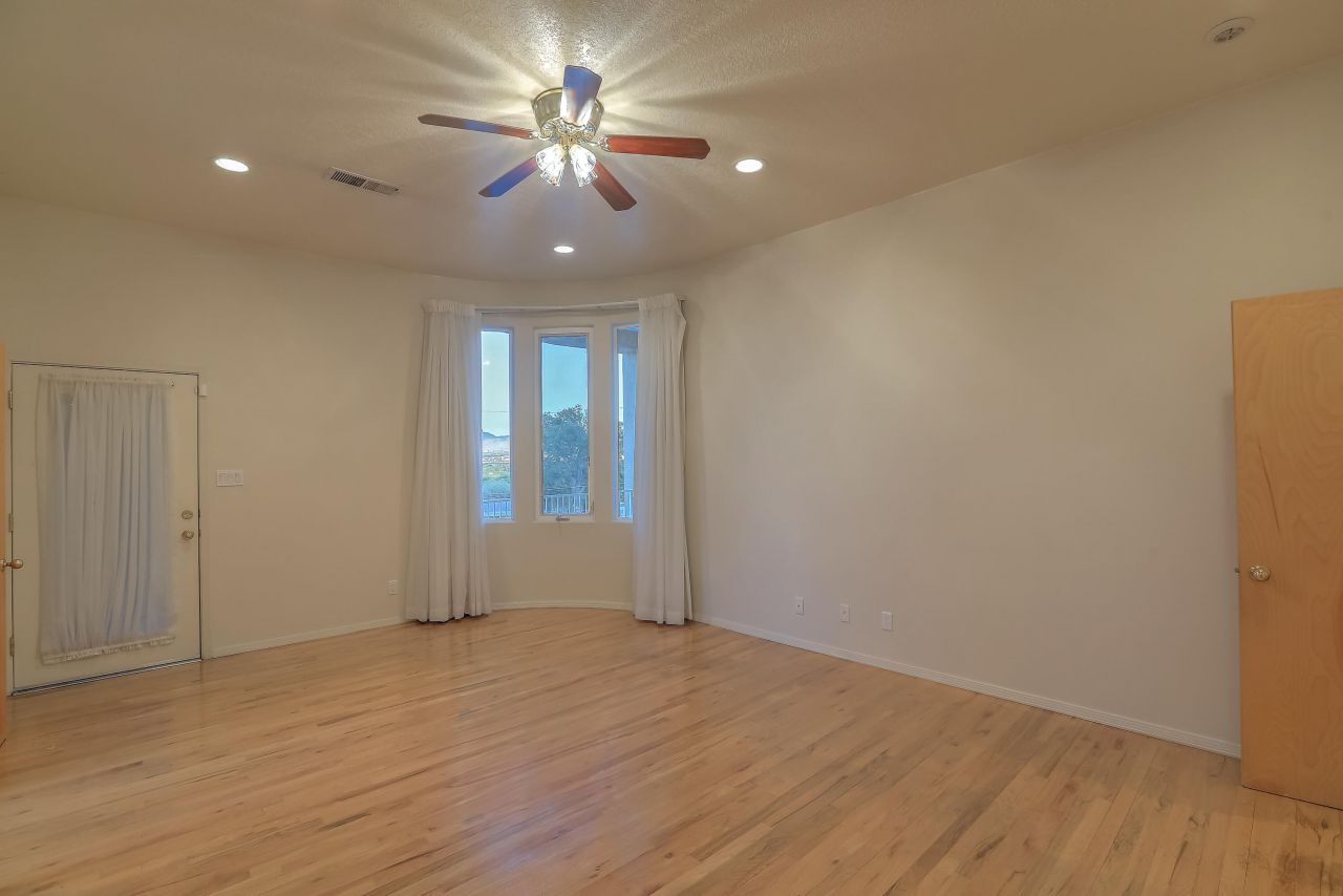Albuquerque, New Mexico, 87105, United States, 3 Bedrooms Bedrooms, ,4 BathroomsBathrooms,Residential,For Sale,1947085