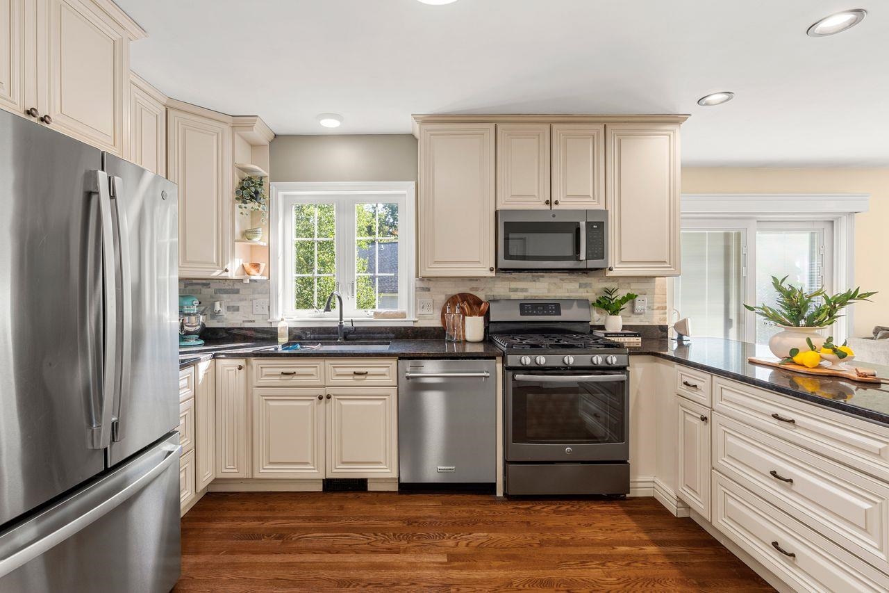 Exeter, New Hampshire, 03833, United States, 3 Bedrooms Bedrooms, ,2 BathroomsBathrooms,Residential,For Sale,1947077