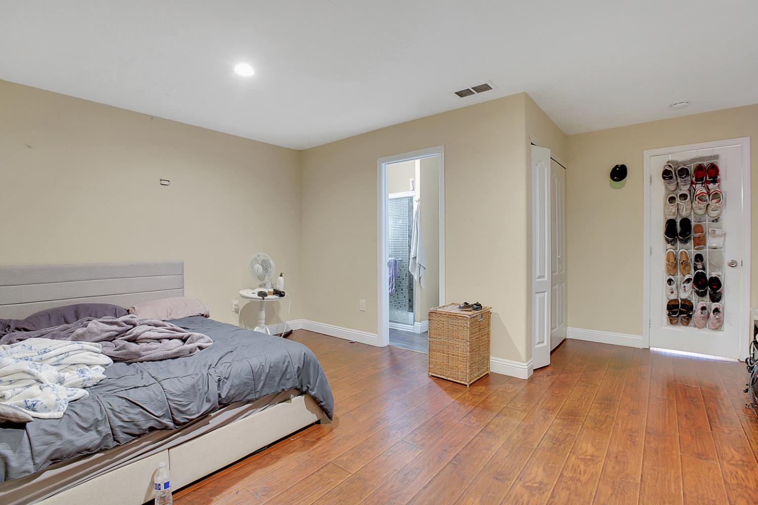 Sacramento, California, 95820, United States, 3 Bedrooms Bedrooms, ,2 BathroomsBathrooms,Residential,For Sale,1993512