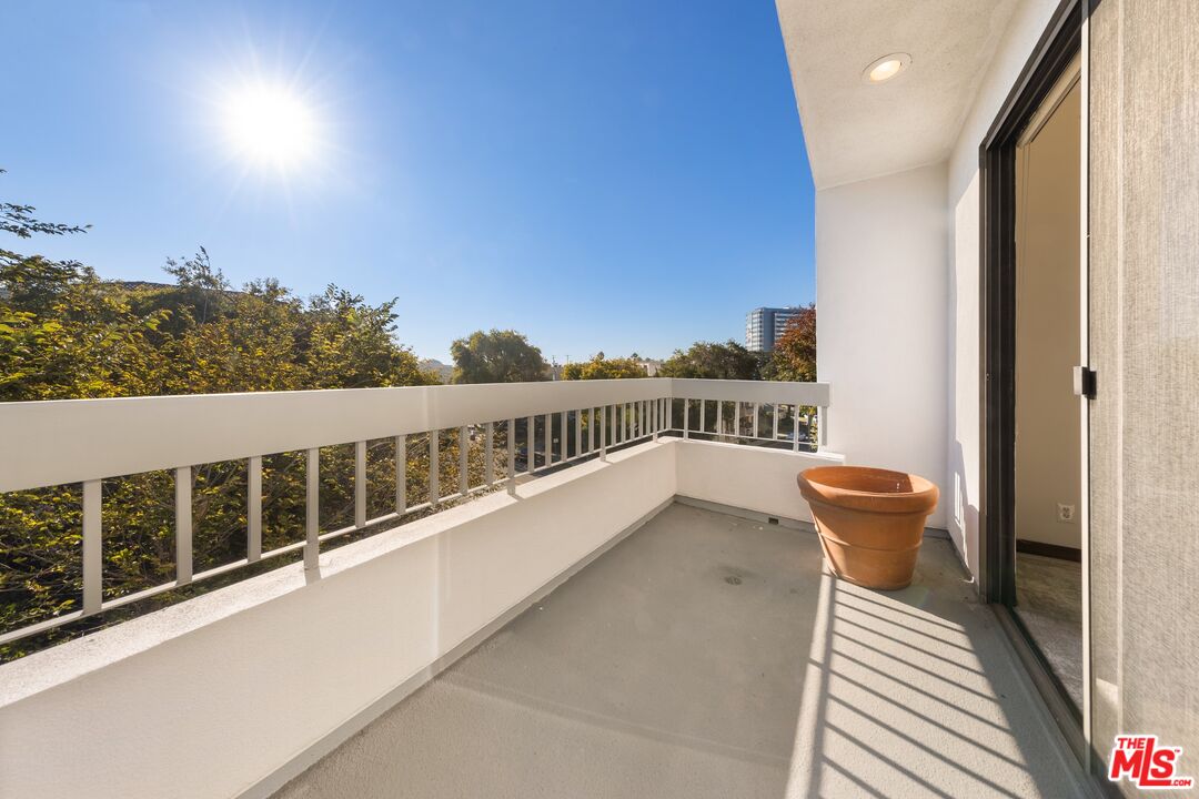 Los Angeles, California, 90035, United States, 3 Bedrooms Bedrooms, ,4 BathroomsBathrooms,Residential,For Sale,1989035