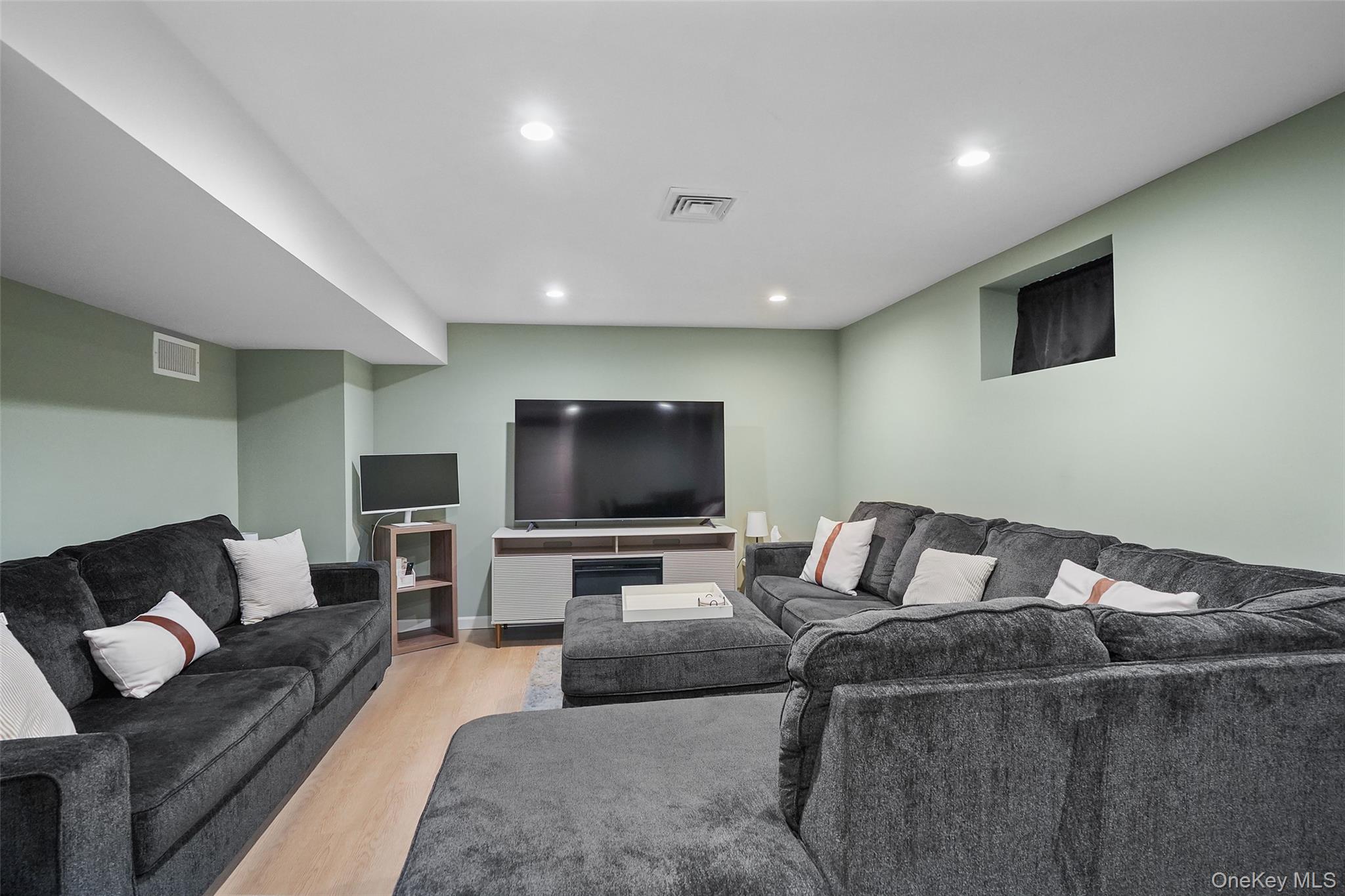 White Plains, New York, 10603, United States, 3 Bedrooms Bedrooms, ,3 BathroomsBathrooms,Residential,For Sale,1933056
