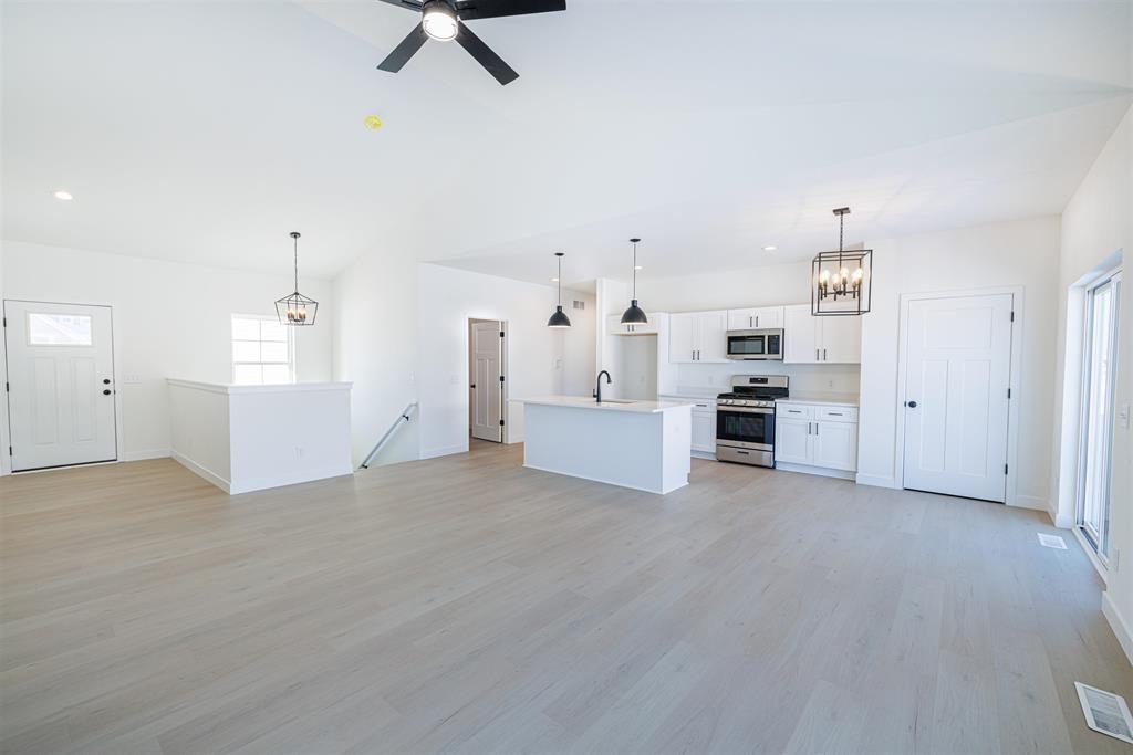 Janesville, Wisconsin, 53545, United States, 3 Bedrooms Bedrooms, ,2 BathroomsBathrooms,Residential,For Sale,2015046