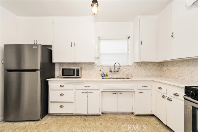 Van Nuys, California, 91401, United States, 3 Bedrooms Bedrooms, ,1 BathroomBathrooms,Residential,For Sale,2005307