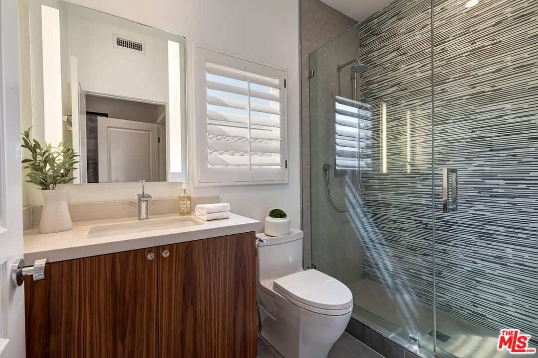 Pacific Palisades, California, 90272, United States, 4 Bedrooms Bedrooms, ,4 BathroomsBathrooms,Residential,For Sale,1911356