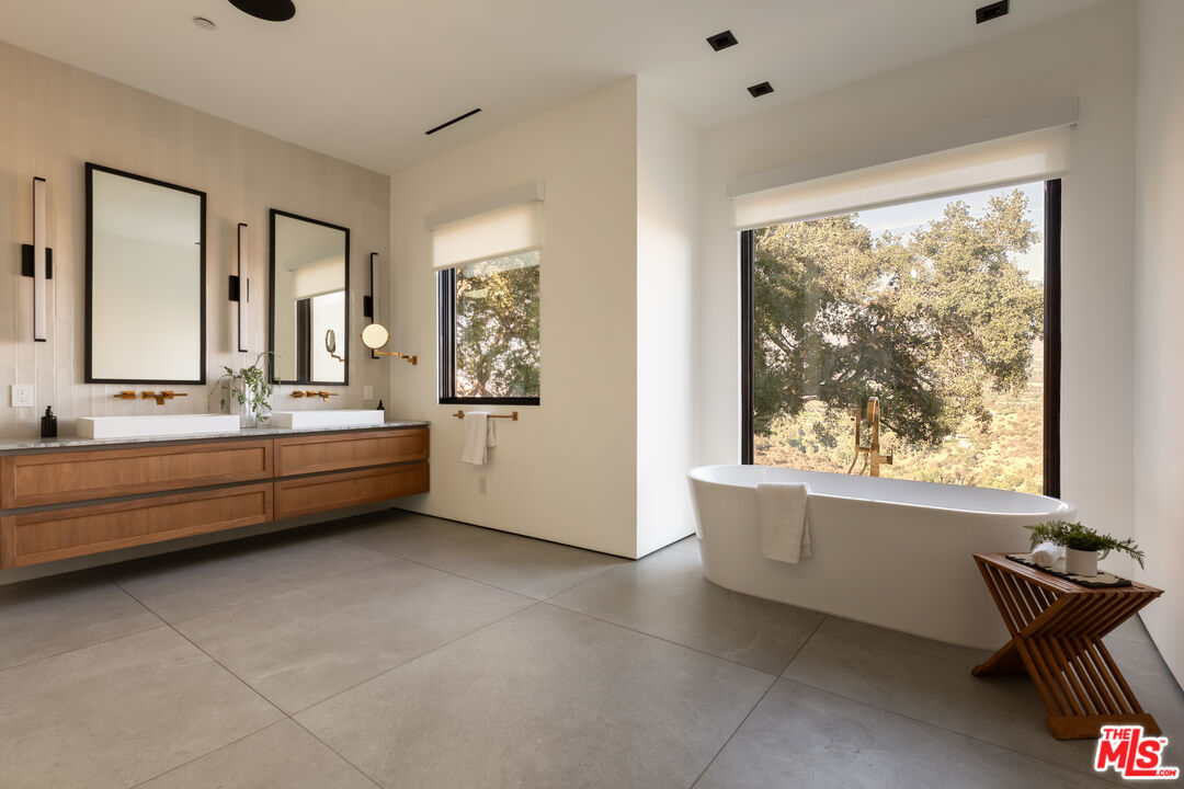 Beverly Hills, California, 90210, United States, 6 Bedrooms Bedrooms, ,6 BathroomsBathrooms,Residential,For Sale,1692711