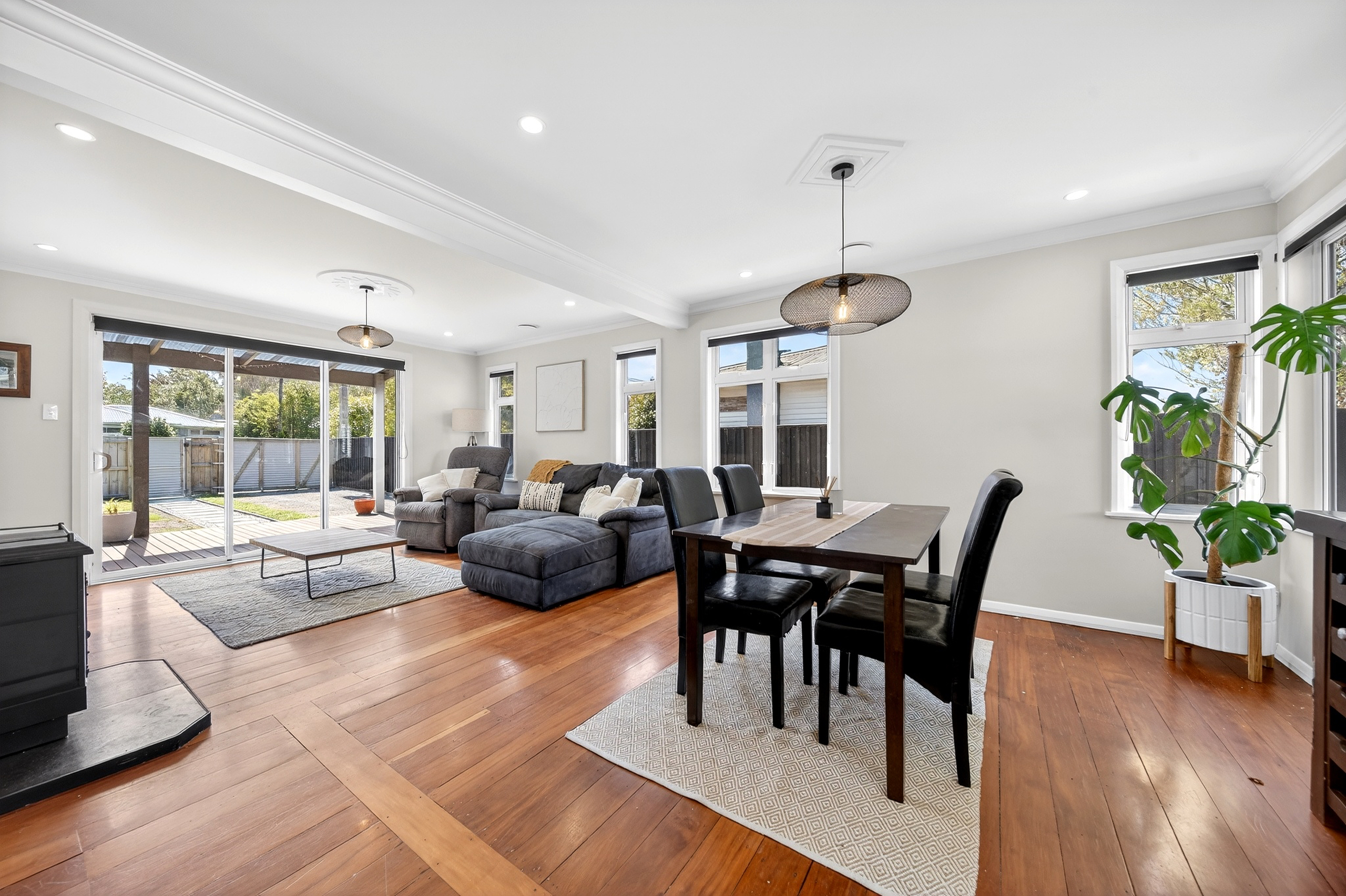  Family Living with Poolside Entertaining - 物件實景