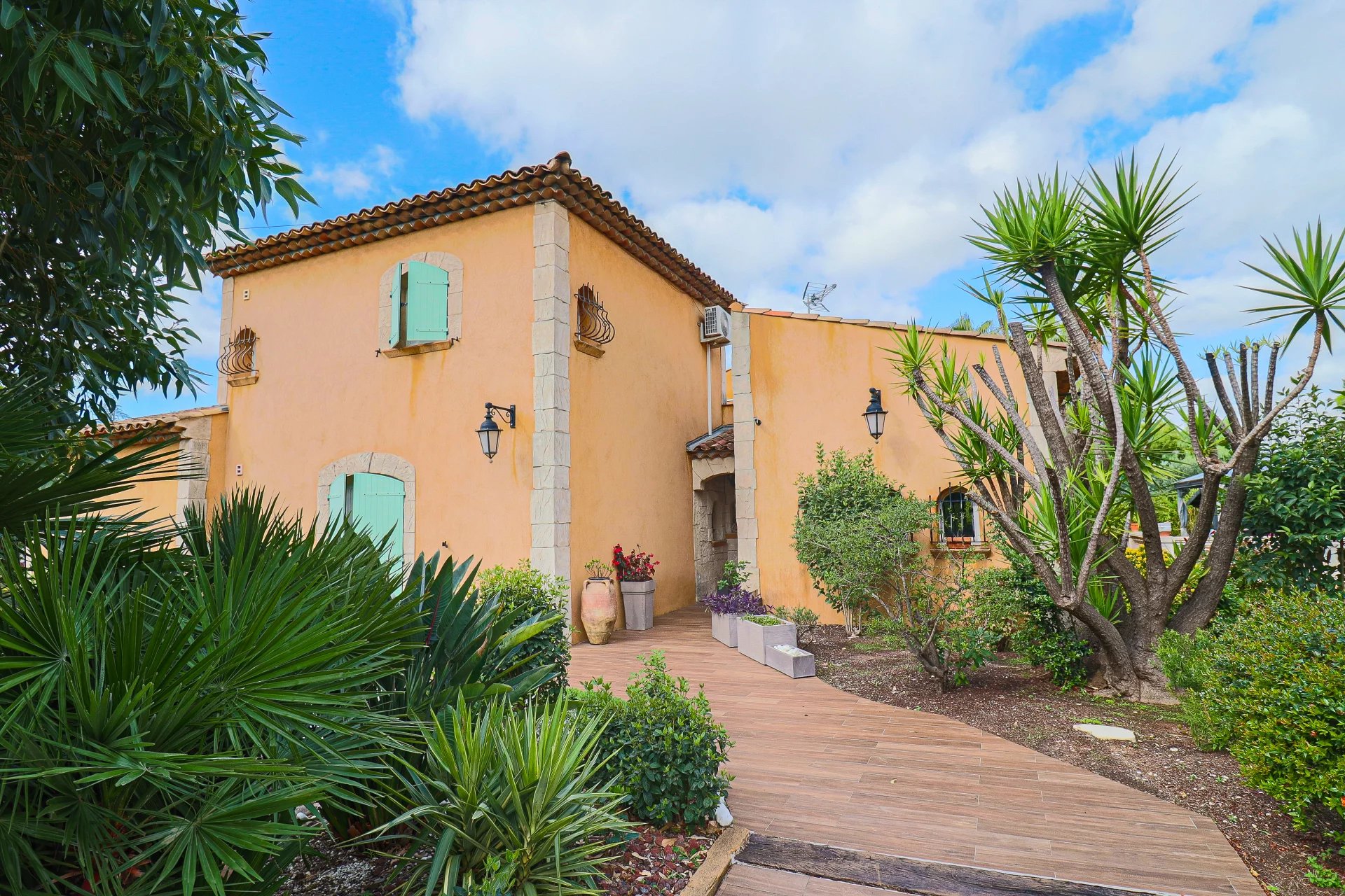 Saint-Raphaël, Provence-Alpes-Côte d’Azur, 83700, FR, 4 Bedrooms Bedrooms, ,Residential,For Sale,1994495