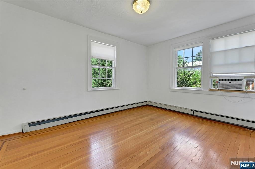 Leonia, New Jersey, 07605, United States, 5 Bedrooms Bedrooms, ,4 BathroomsBathrooms,Residential,For Sale,1934270