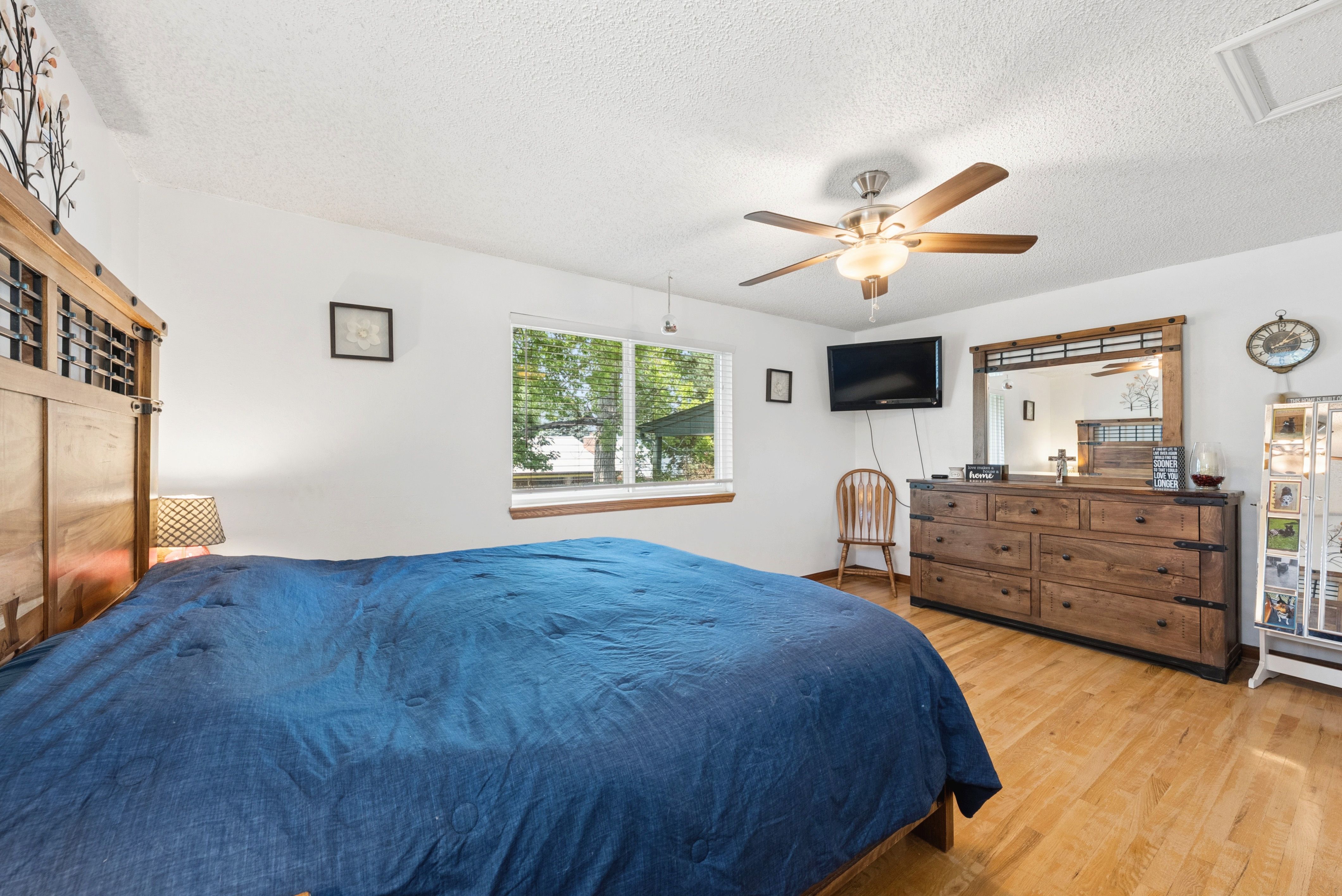  Charming and Well Maintained Home on a Large Corner Lot - 物件實景