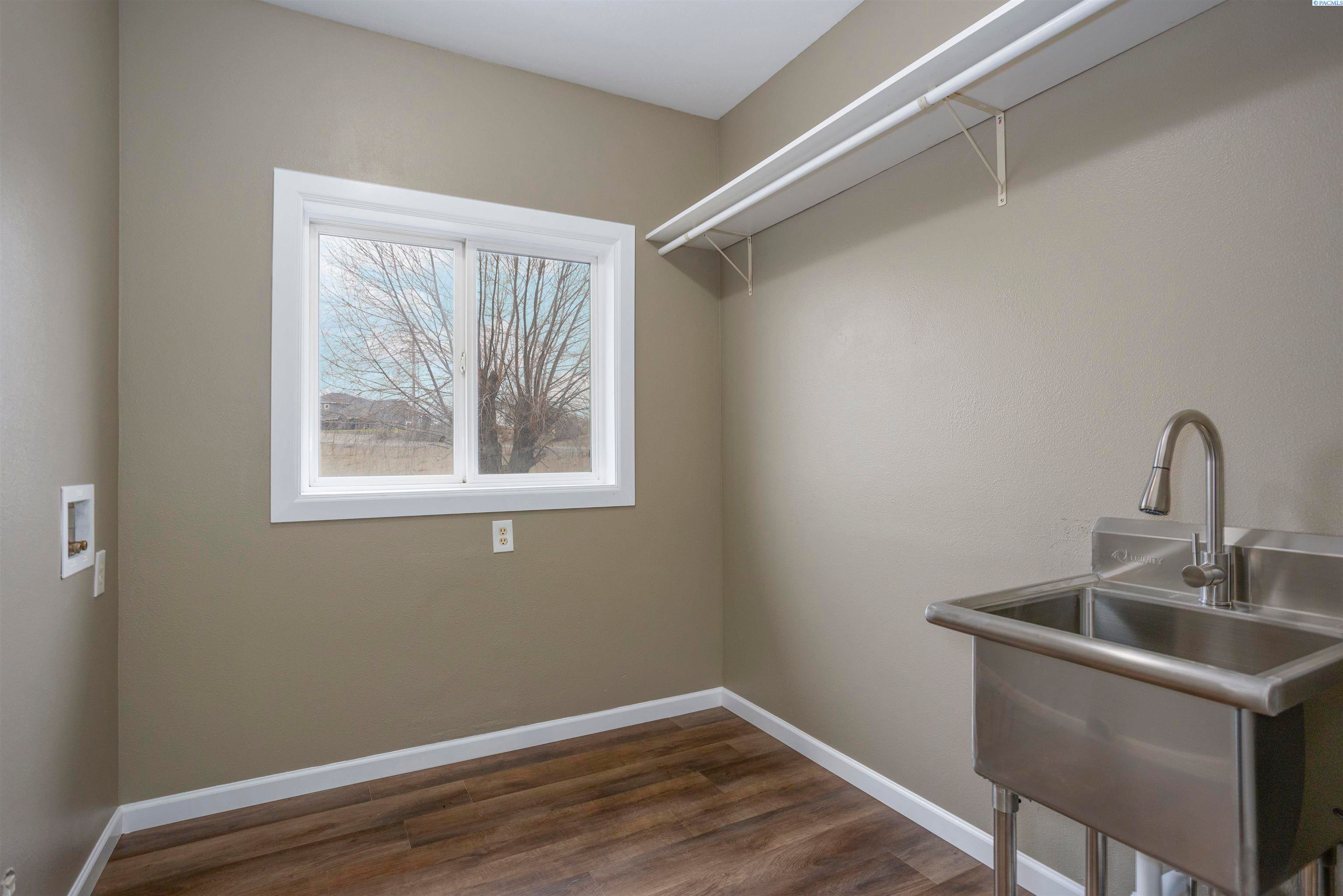 West Richland, Washington, 99353, United States, 5 Bedrooms Bedrooms, ,3 BathroomsBathrooms,Residential,For Sale,1923424