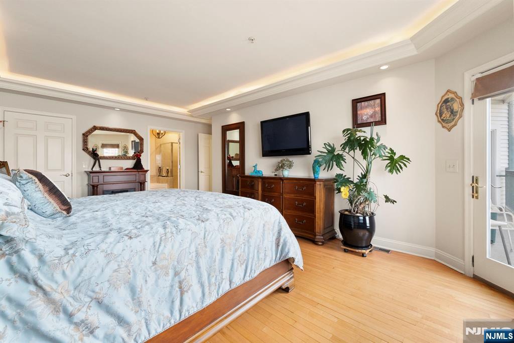 Edgewater, New Jersey, 07020, United States, 2 Bedrooms Bedrooms, ,2 BathroomsBathrooms,Residential,For Sale,1934539