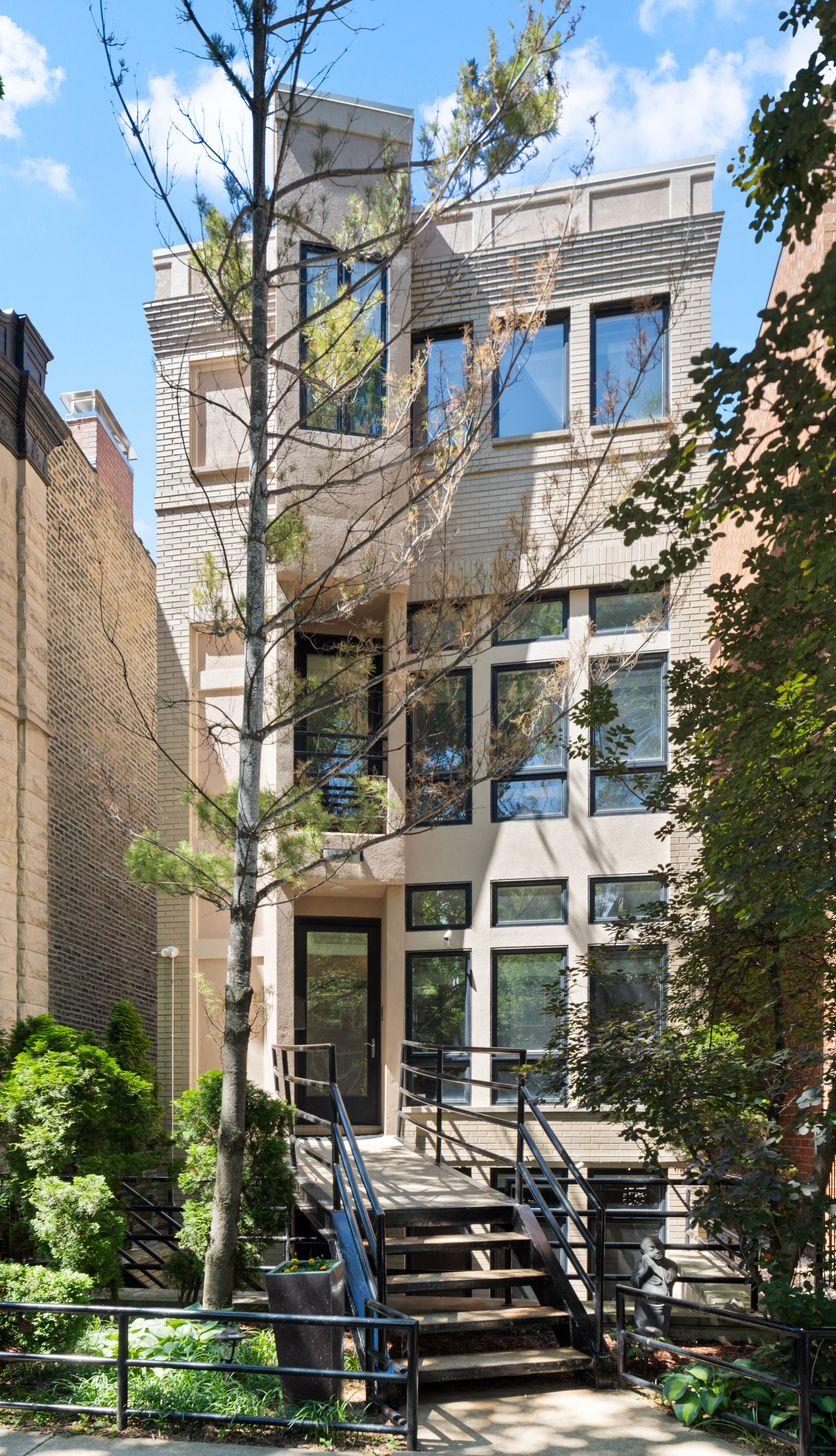  Architecturally Distinctive and Flooded with Natural Light - 物件實景