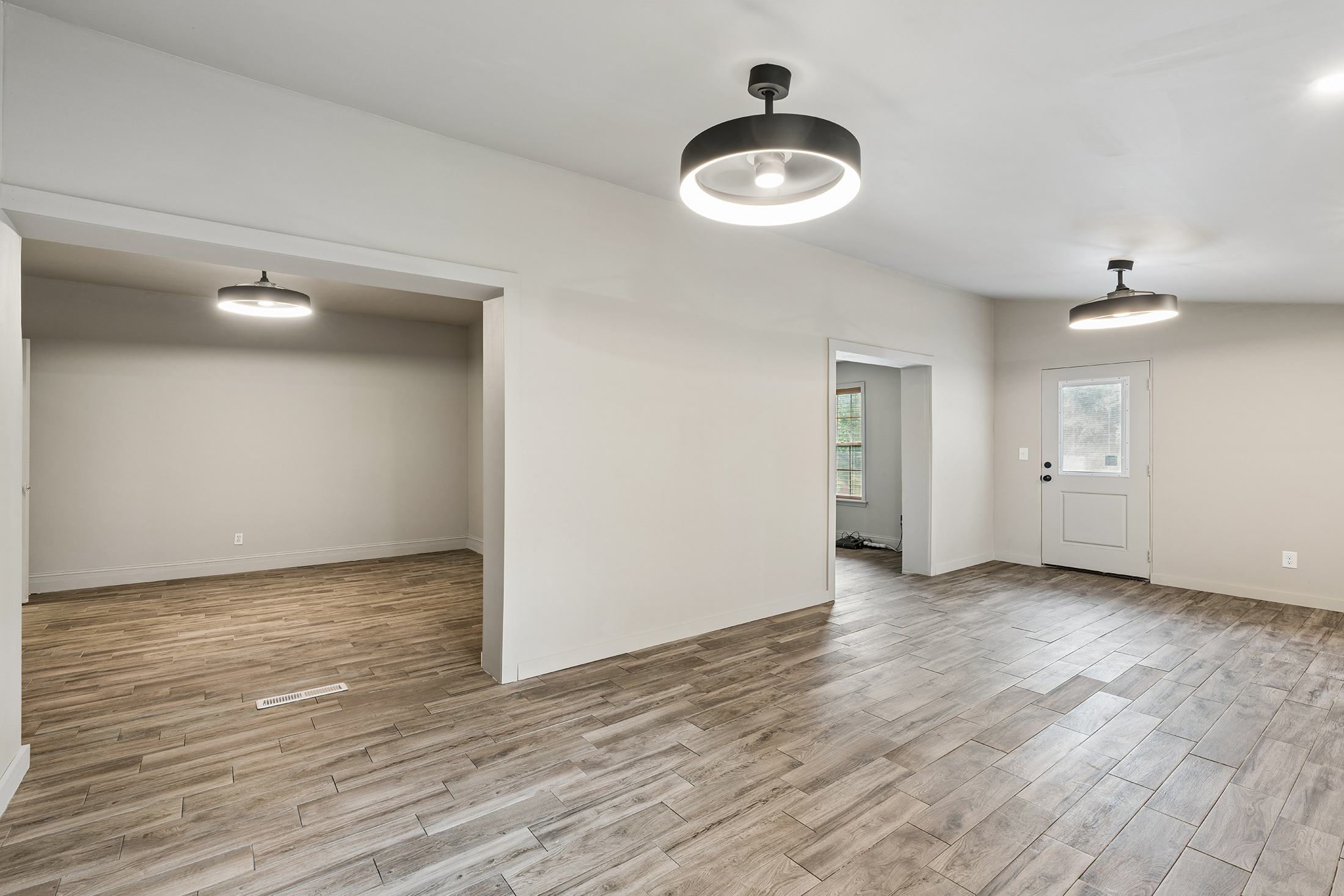  Charming Bungalow Offers Flexible Living Spaces and Impressive 0.6+/- Acre Lot - 物件實景
