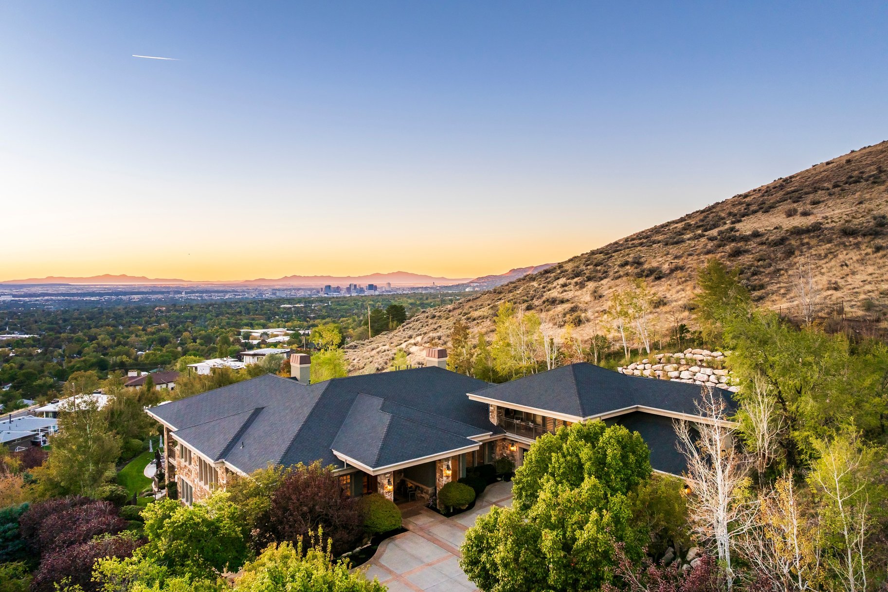  Timeless East Bench Craftsman Estate with Gated Entry, Expansive Light and Views - 物件實景