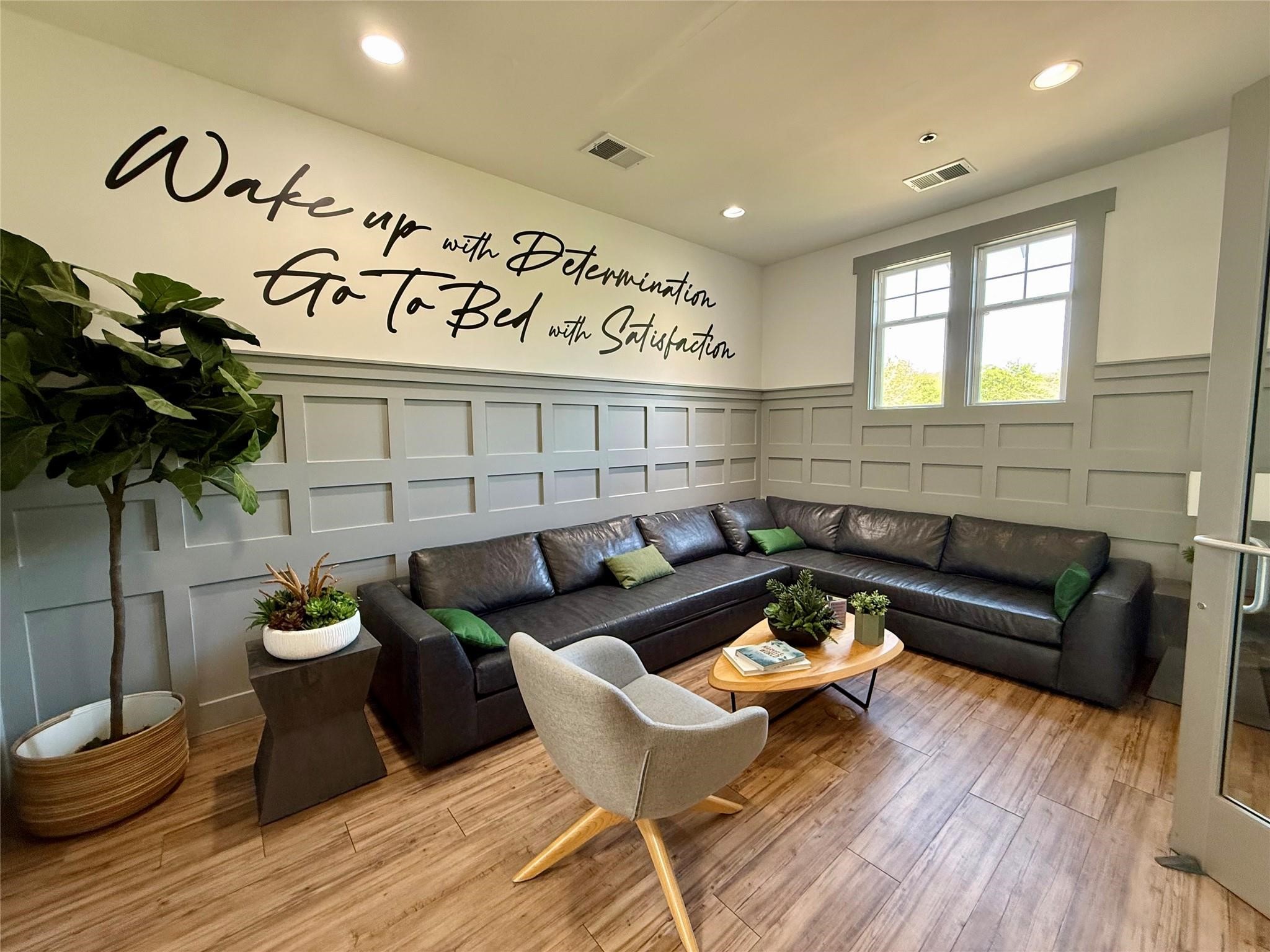  1725 Harvey Mitchell Parkway S #1814 - 物件實景