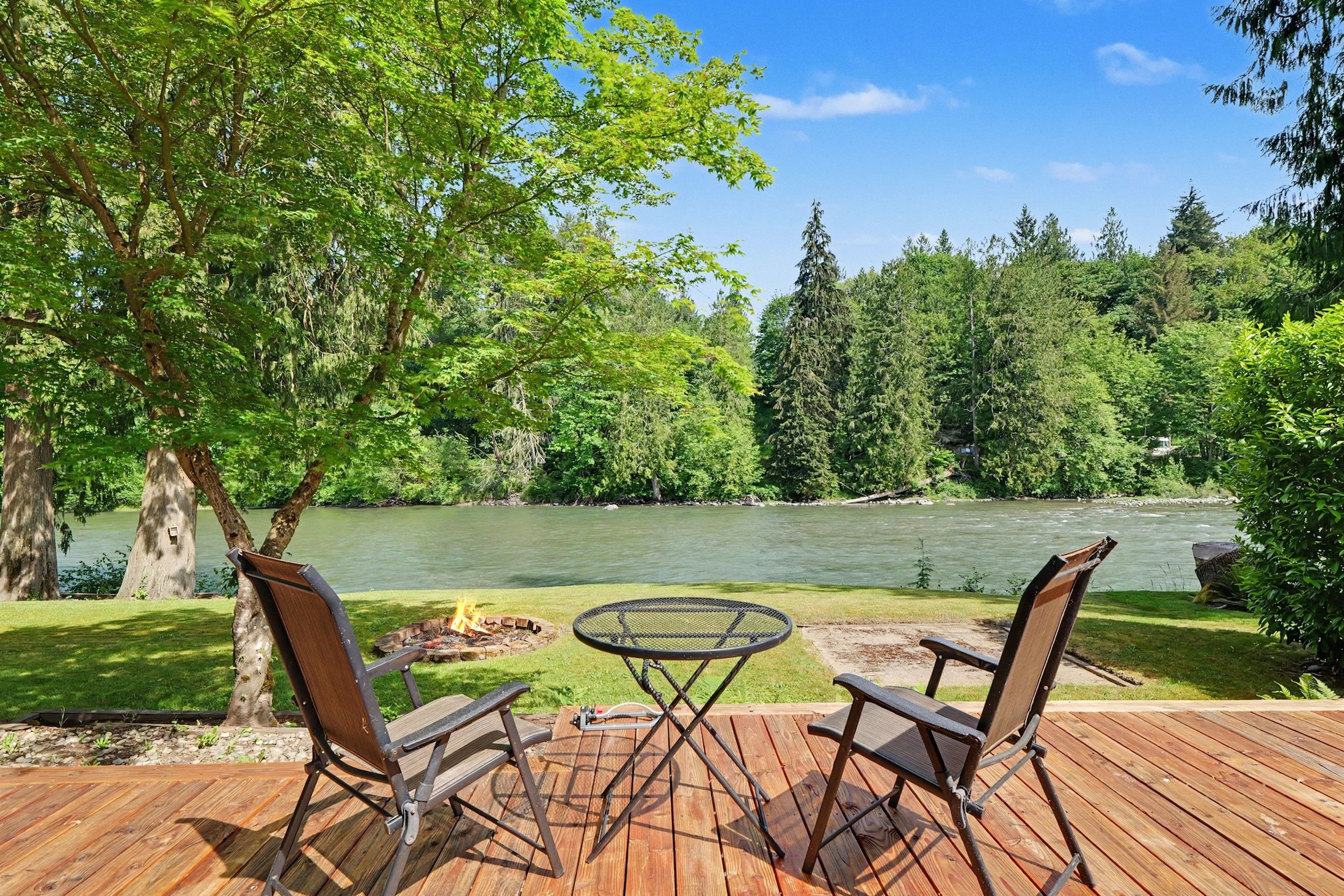  Charming Riverfront Home - 物件實景