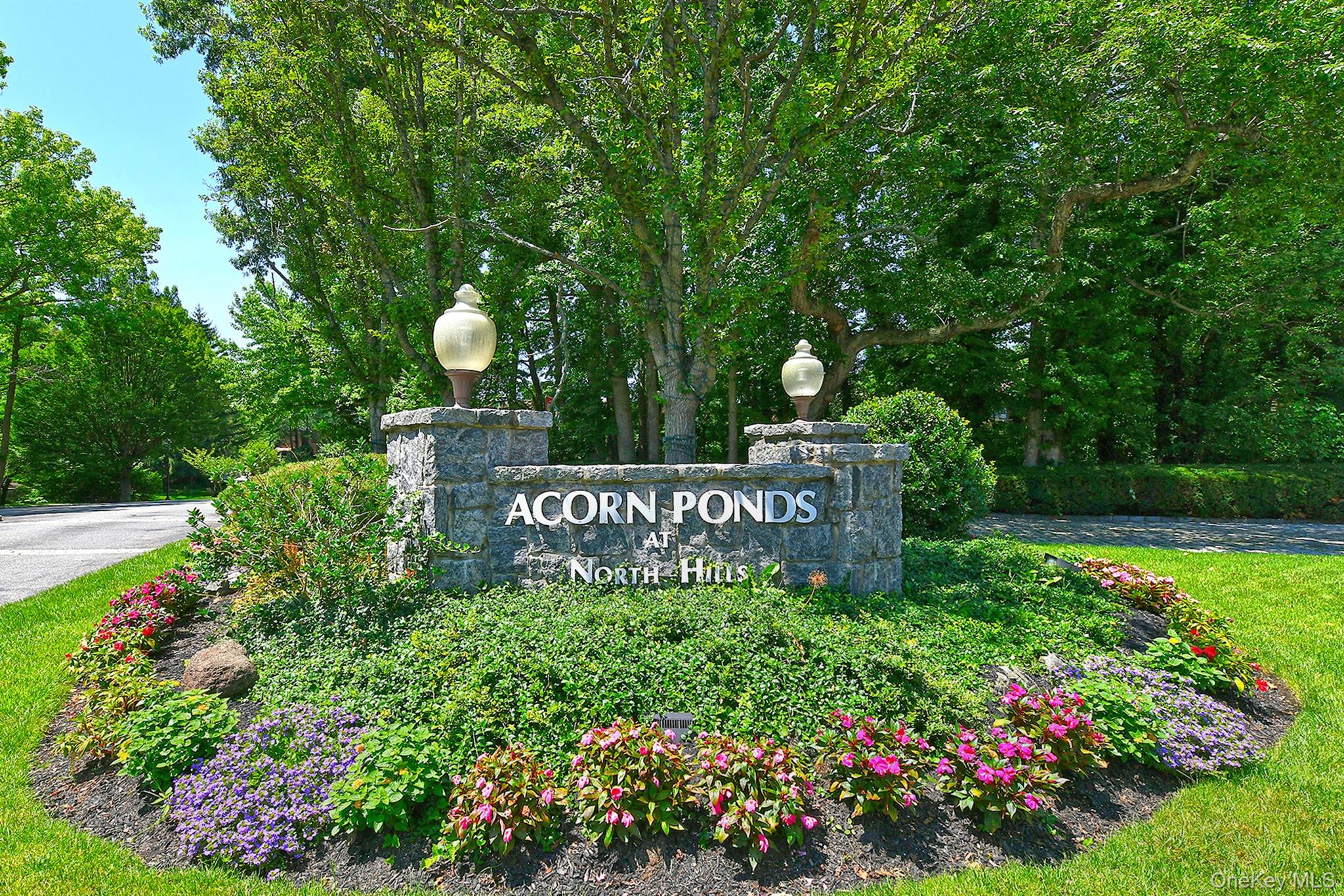 Frost Pond Dr, Roslyn, NY 11576