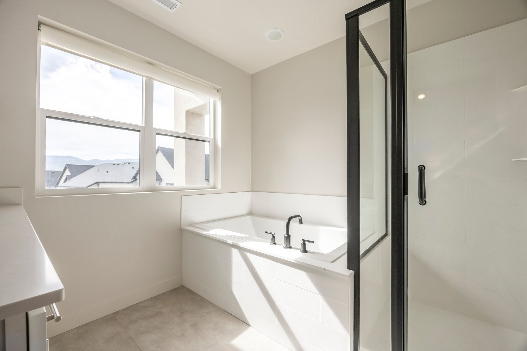  Rare Row-End Townhome - 物件實景