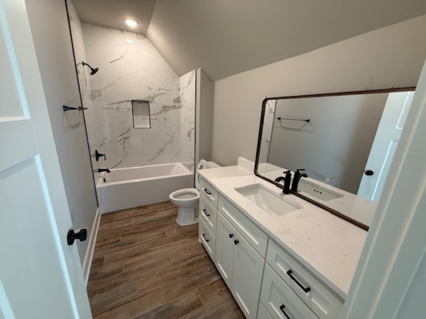 Tyler, Texas, 75706, United States, 4 Bedrooms Bedrooms, ,4 BathroomsBathrooms,Residential,For Sale,1983227