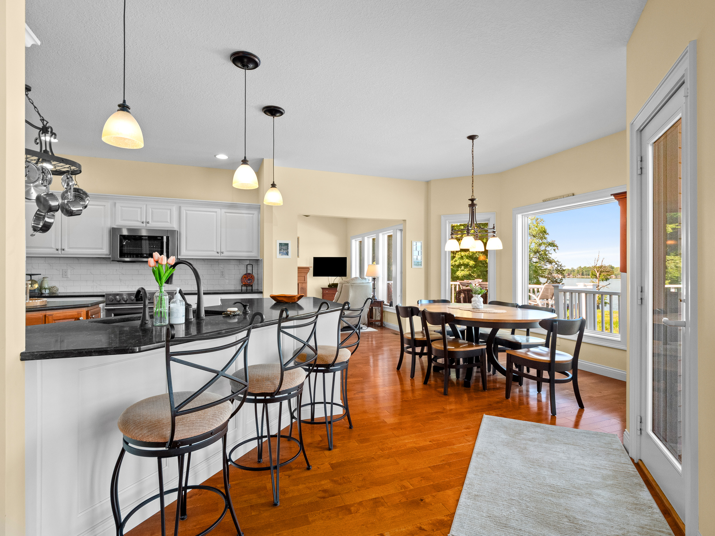  Stunning Updated Ranch with Finished Walk-Out Lower Level - 物件實景