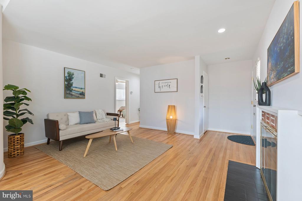 Takoma Park, Maryland, 20912, United States, 2 Bedrooms Bedrooms, ,2 BathroomsBathrooms,Residential,For Sale,1974718