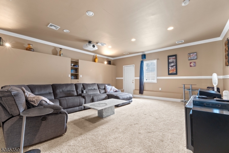 Wayne Twp., New Jersey, 07470, United States, 5 Bedrooms Bedrooms, ,3 BathroomsBathrooms,Residential,For Sale,1947958