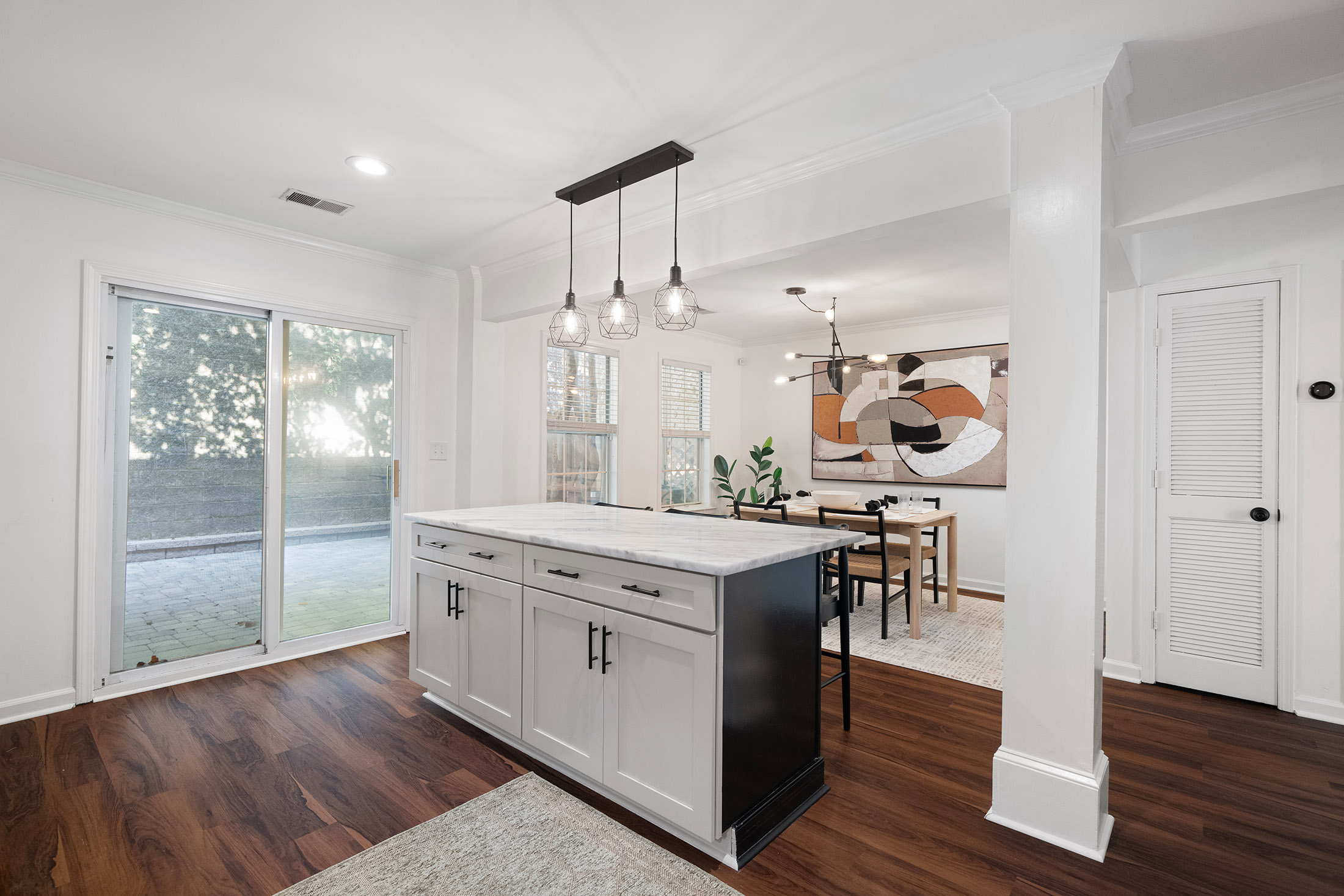  Stunning Turn-key Townhome Tucked Away in Desirable Woodbridge Crossing - 物件實景