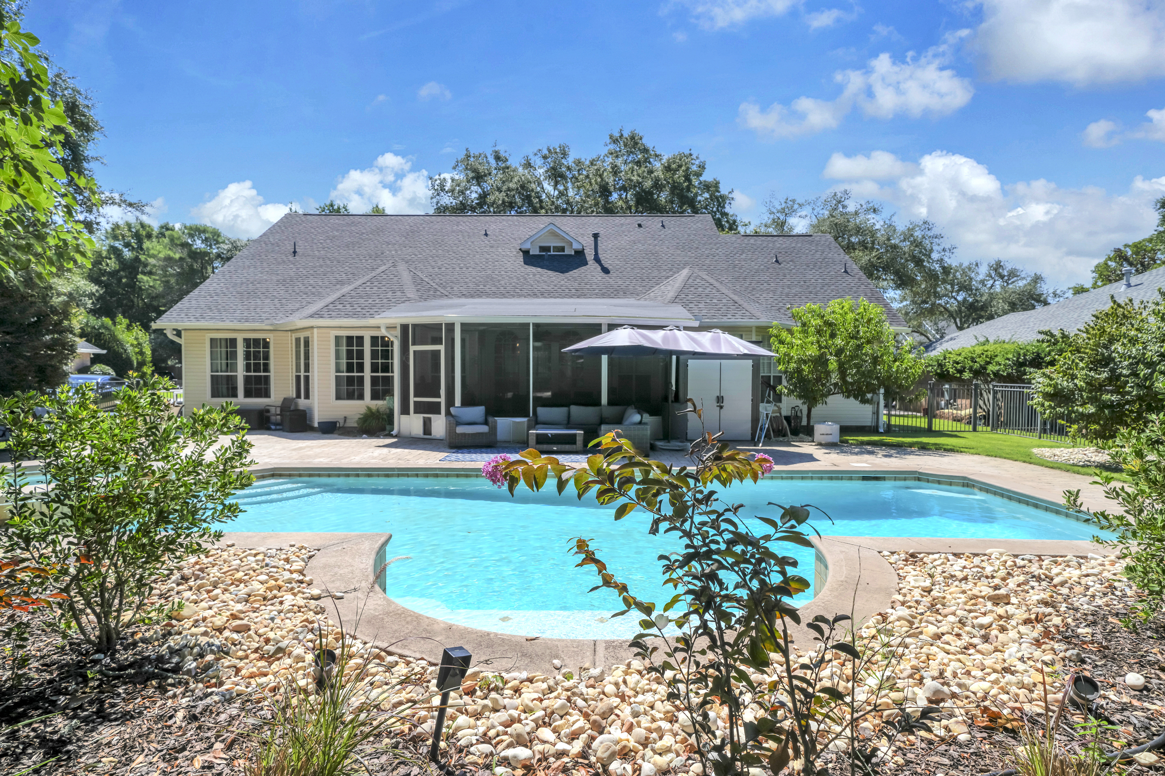  Updated Golf Course Pool Home With Flexible Five-Bedroom Layout - 物件實景
