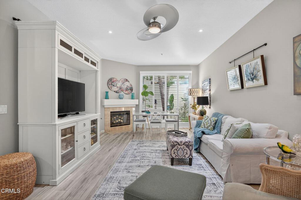 Moorpark, California, 93021, United States, 2 Bedrooms Bedrooms, ,3 BathroomsBathrooms,Residential,For Sale,1989466