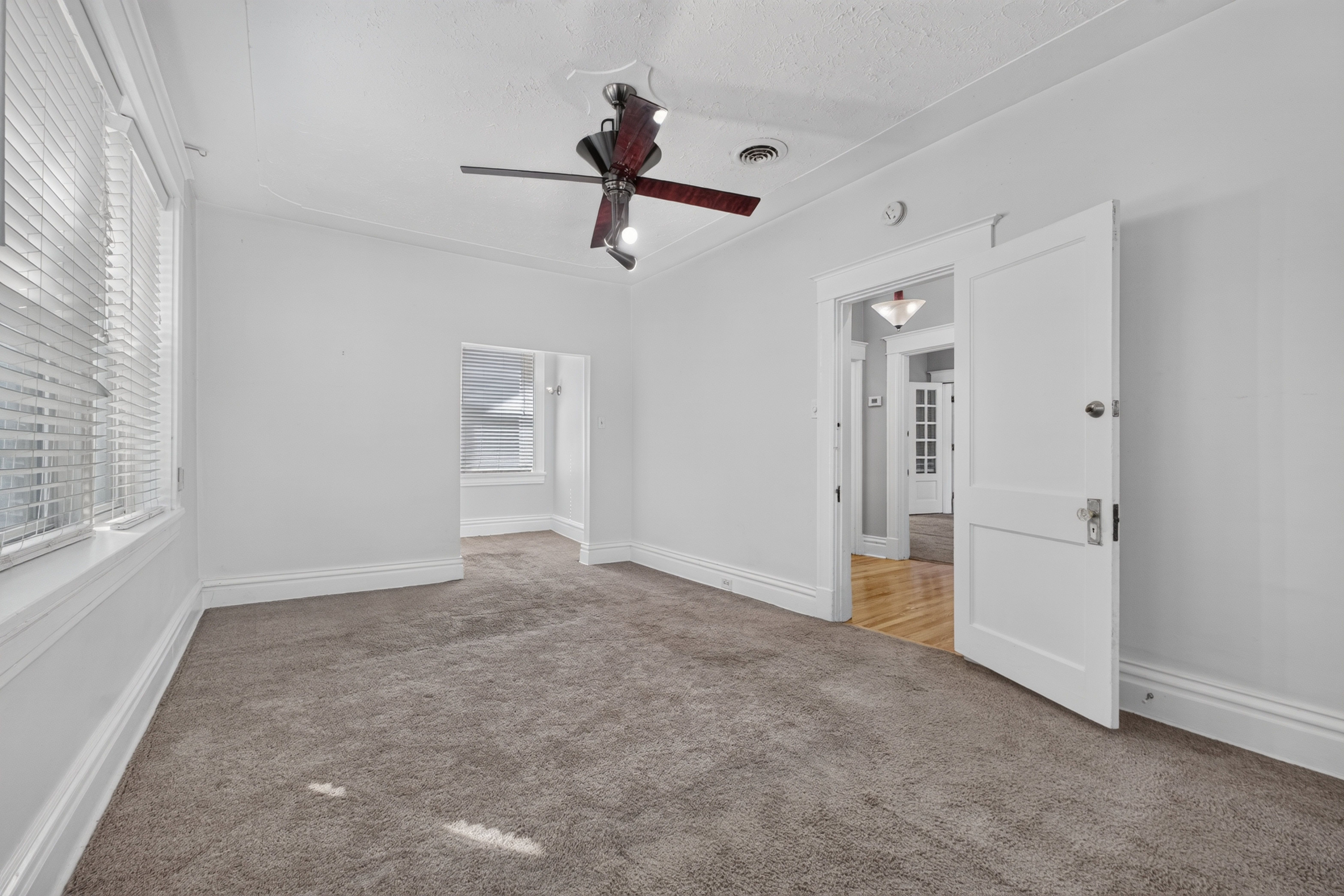  This solid brick South City St. Louis home has architectural character... - 物件實景
