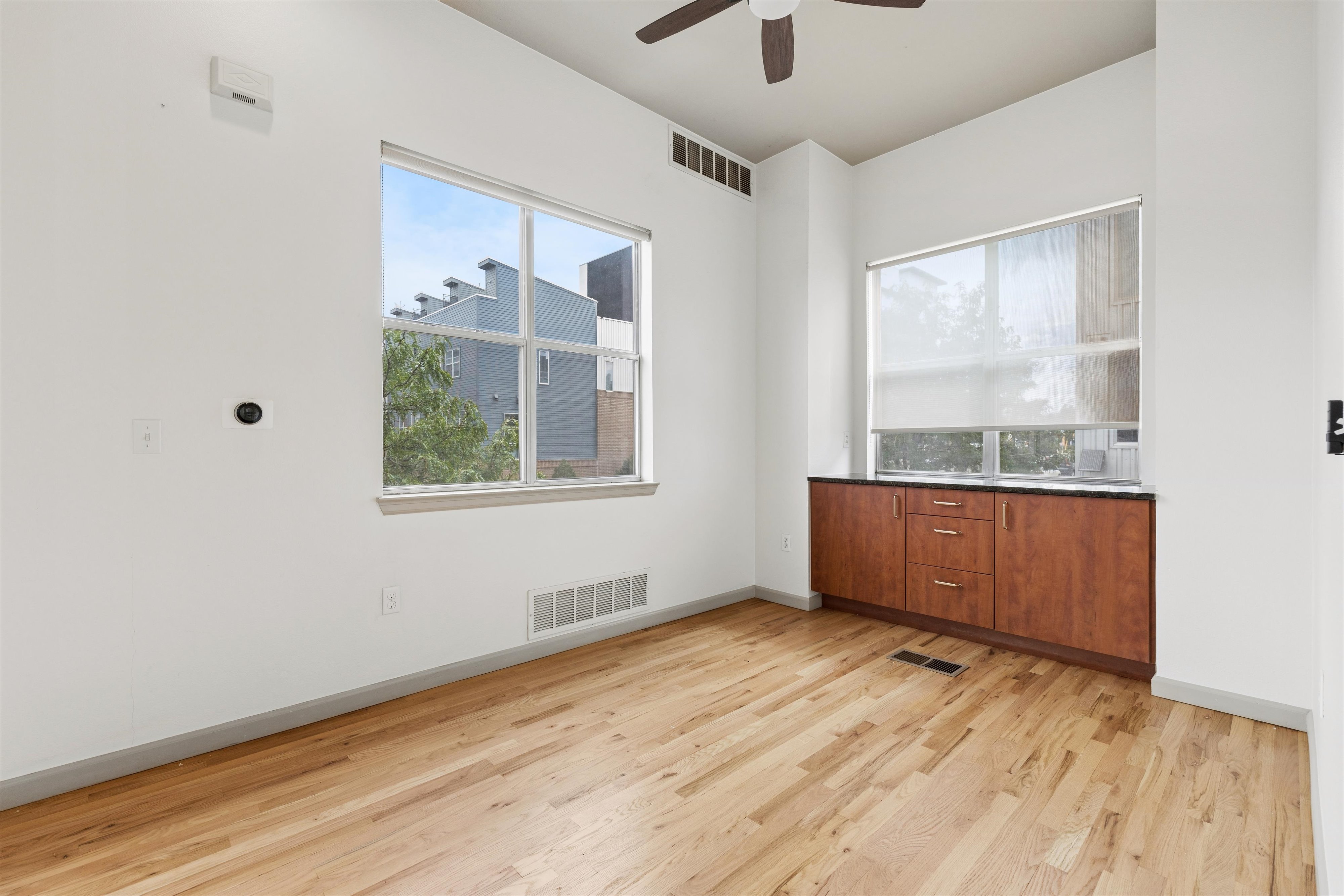  Beautifully updated end-unit offers exceptional natural light & abundant windows - 物件實景