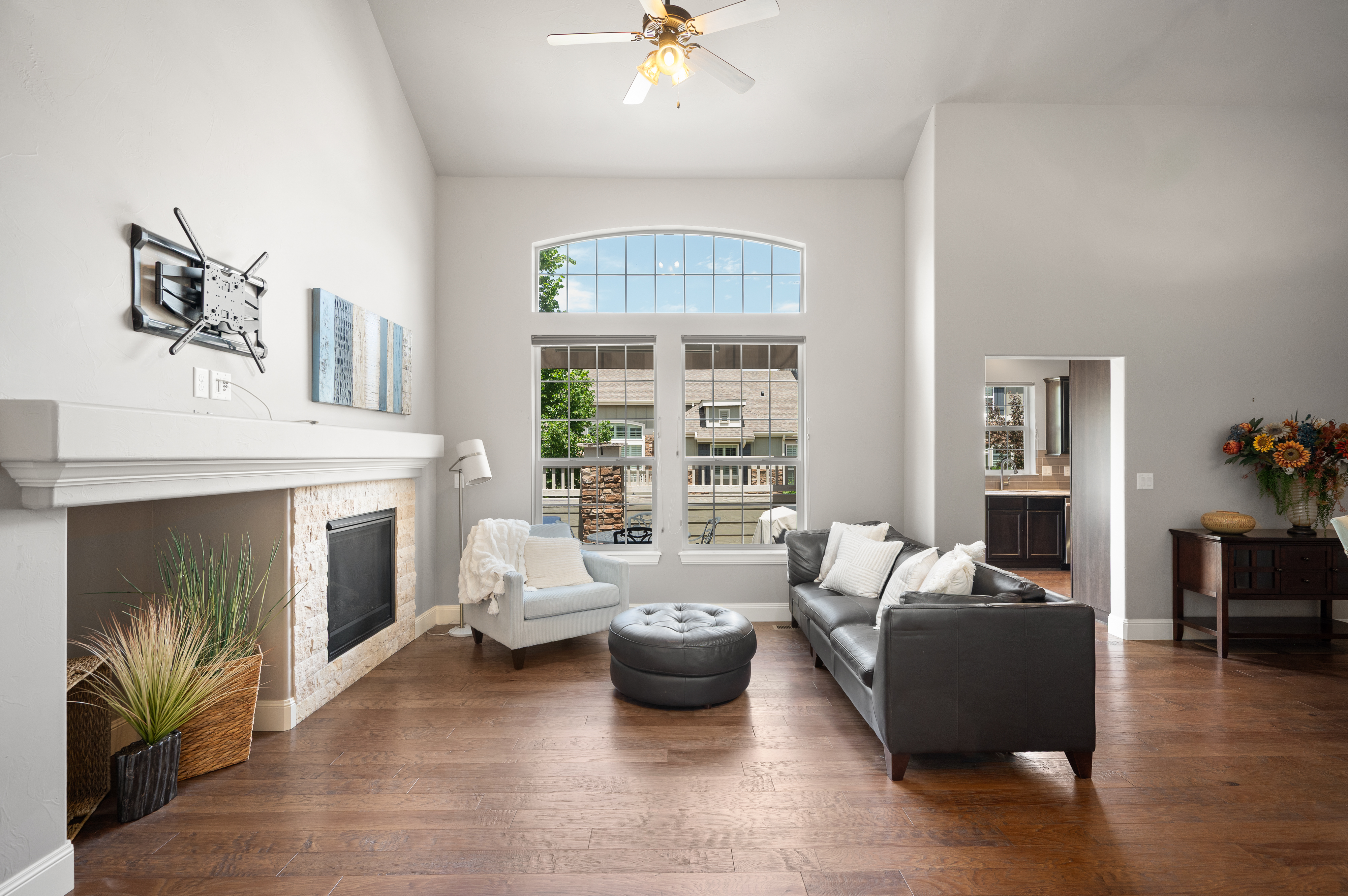  Pristine And Charming End Unit Townhome - 物件實景