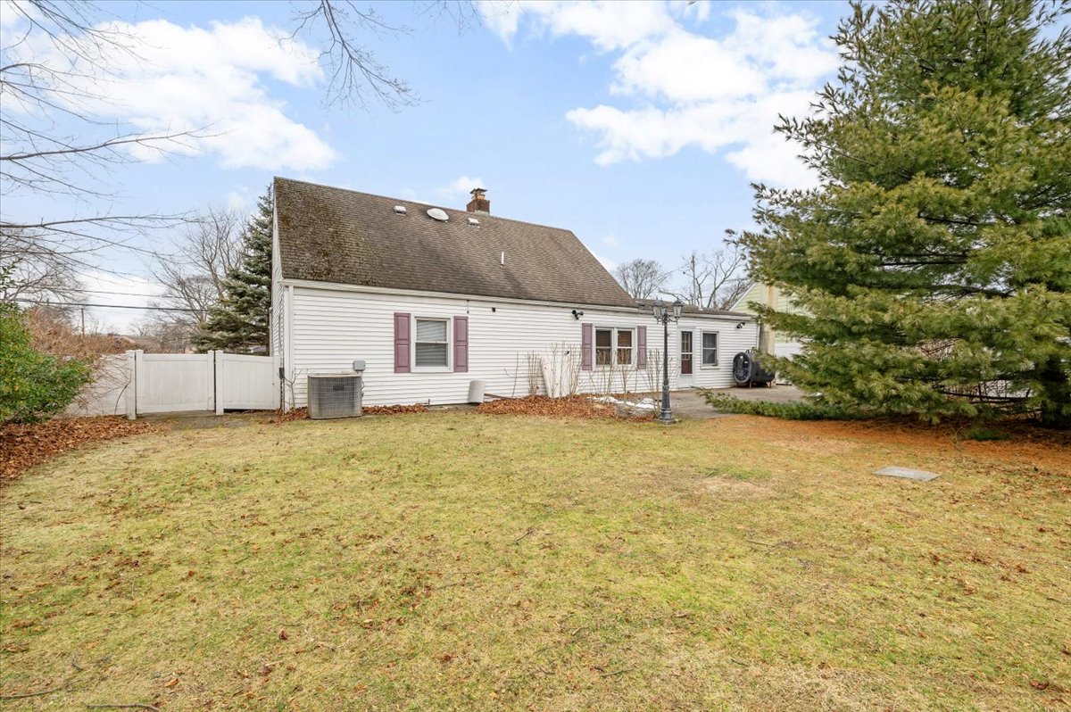 West Islip, New York, 11795, United States, 4 Bedrooms Bedrooms, ,2 BathroomsBathrooms,Residential,For Sale,2008533