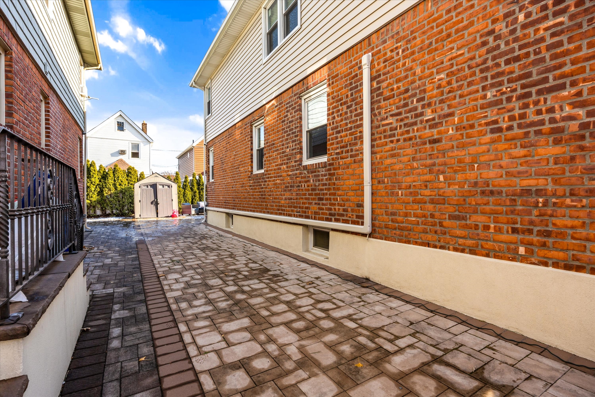 Howard Beach, New York, 11414, United States, 6 Bedrooms Bedrooms, ,2 BathroomsBathrooms,Residential,For Sale,2005661