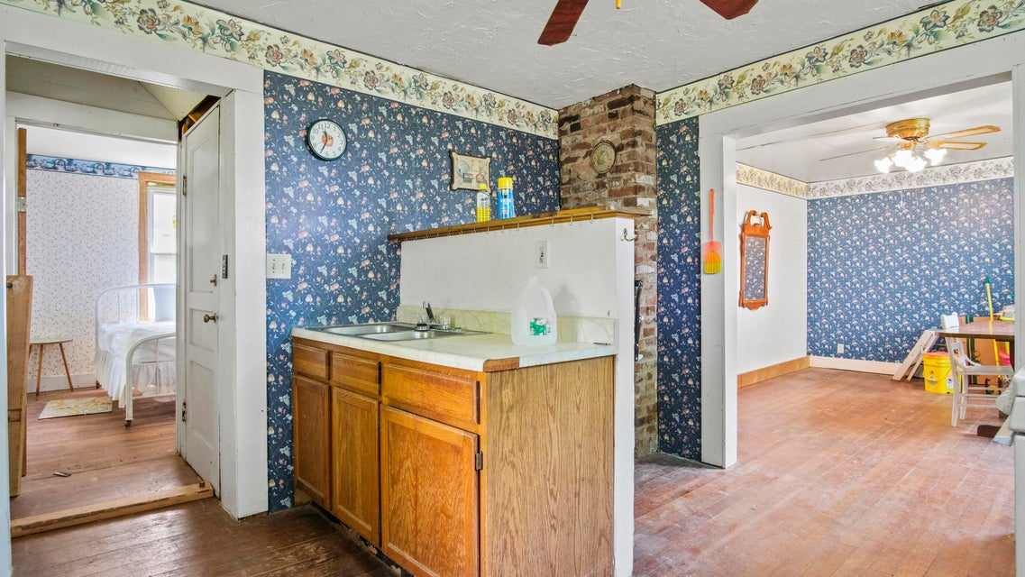 Peace Valley, Missouri, 65788, United States, 5 Bedrooms Bedrooms, ,1 BathroomBathrooms,Residential,For Sale,1980940