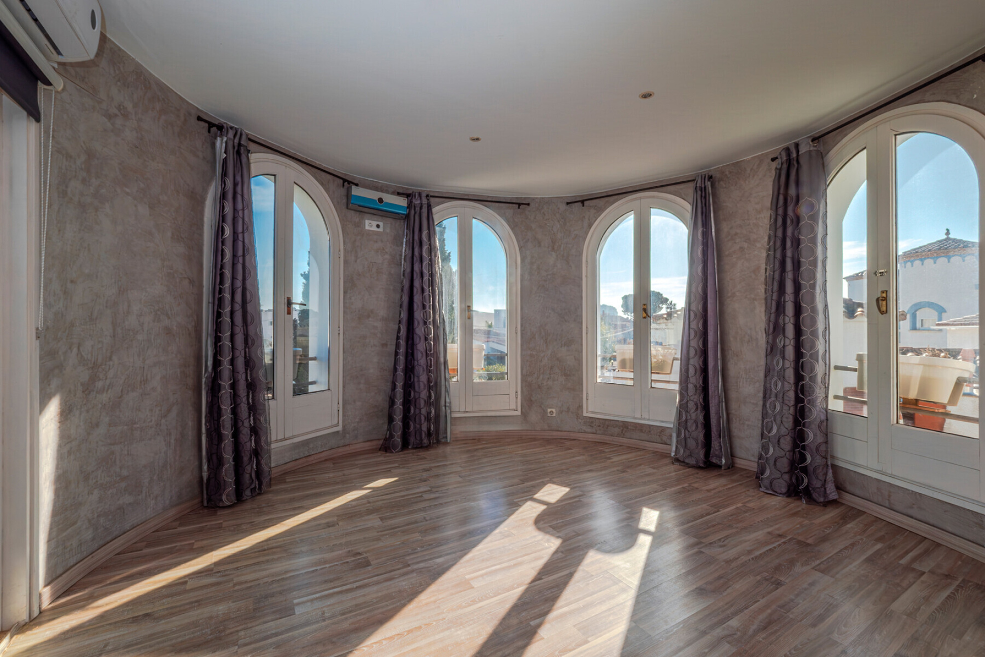  Exclusive Mediterranean Villa in Prime Empuriabrava Location - 物件實景