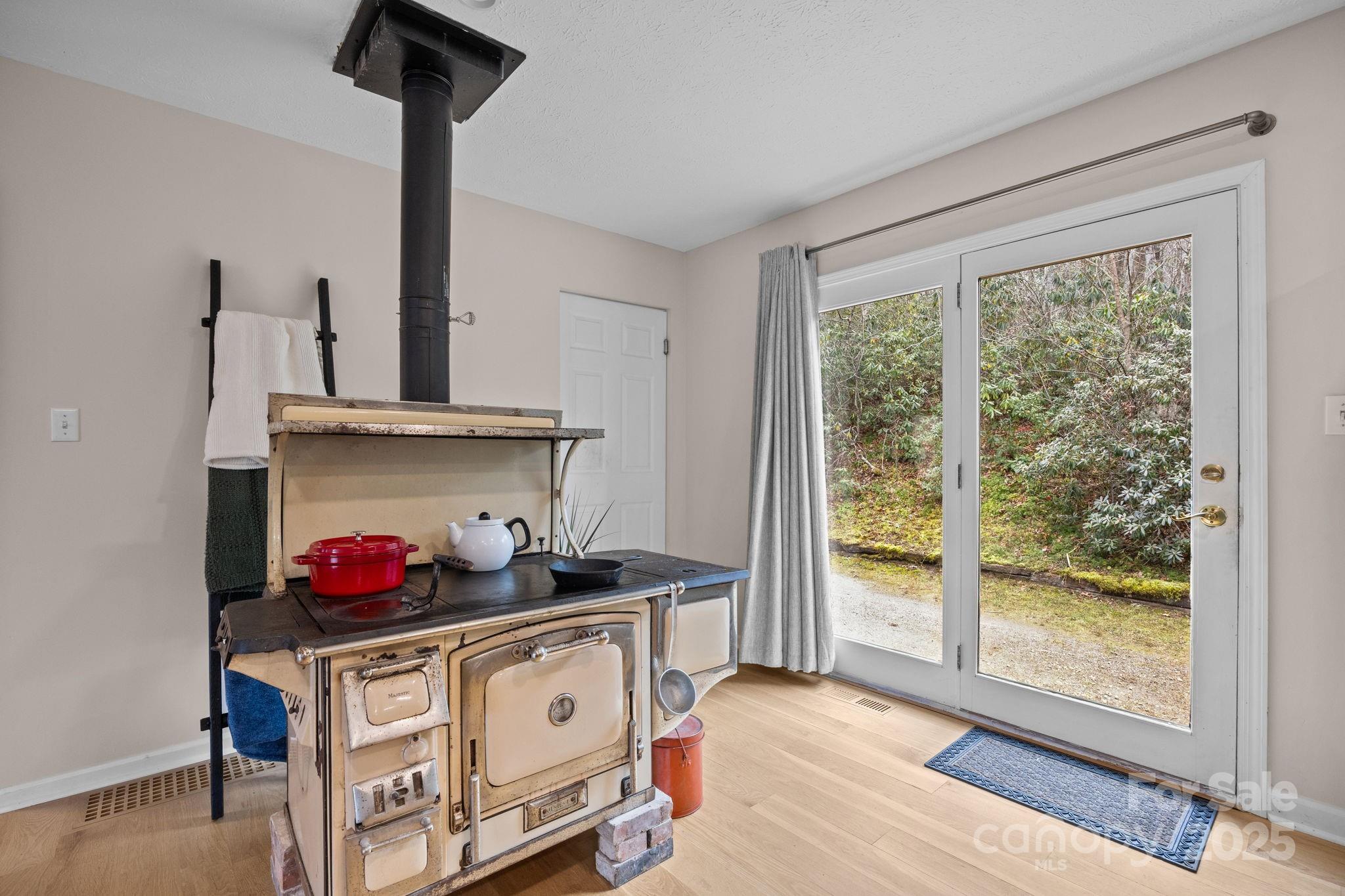 Fairview, North Carolina, 28730, United States, 3 Bedrooms Bedrooms, ,2 BathroomsBathrooms,Residential,For Sale,1991257