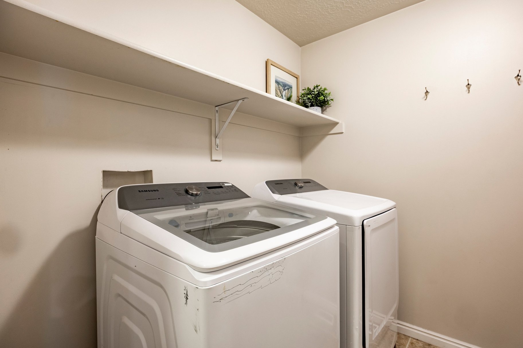  Private Millcreek Townhome with Fenced Backyard & Vaulted Ceilings - 物件實景