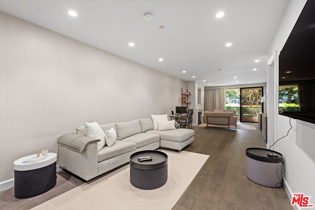 Santa Monica, California, 90402, United States, 2 Bedrooms Bedrooms, ,2 BathroomsBathrooms,Residential,For Sale,1901318